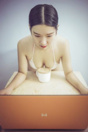 男生欺负一个女生视频_剧情片免费播放